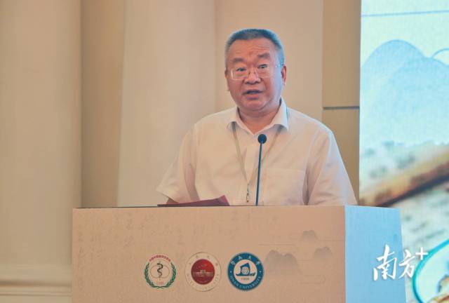 暨南大學(xué)黨委常委、副校長張榮華在開幕式上致辭發(fā)言。 暨南大學(xué)黨委常委、副校長張榮華在開幕式上致辭發(fā)言。