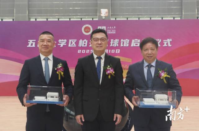 五邑大學向區柏來、甄瑞權贈送紀念品。 五邑大學向區柏來、甄瑞權贈送紀念品。