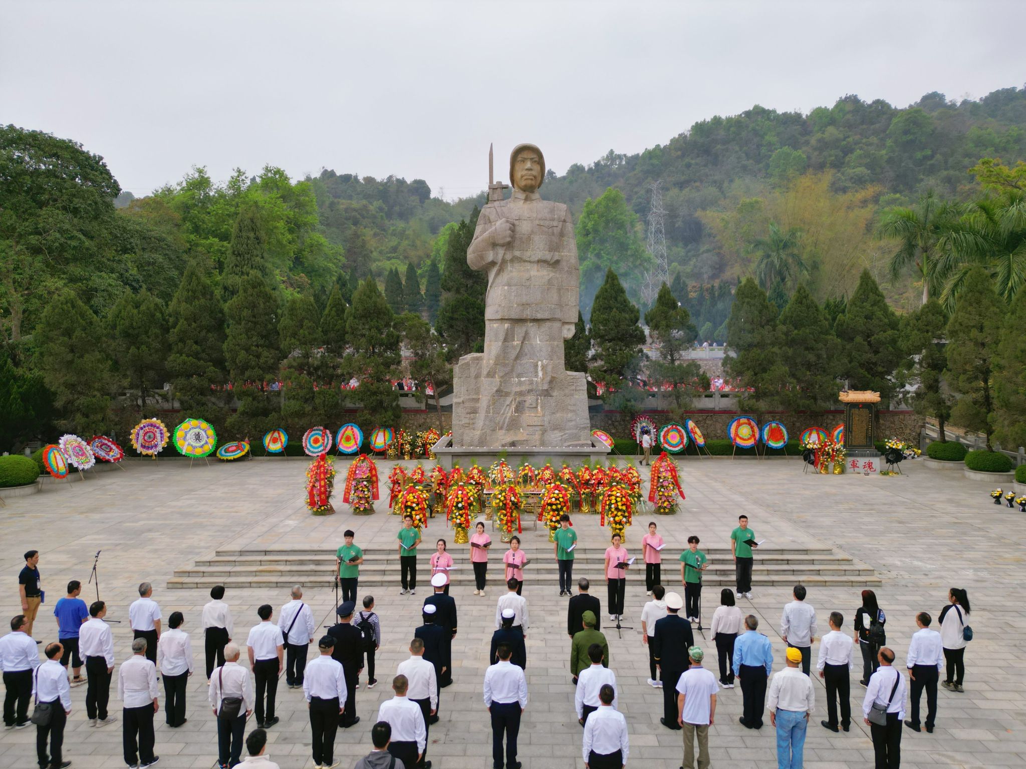 家國志 薪火傳——我校學子參加2025年江門市赴廣西集中祭掃江門籍烈士活動